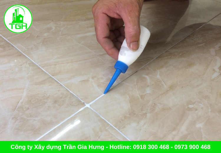 Bơm keo chà ron chống thấm cho sàn gạch nhà vệ sinh căn hộ Vista An Phú Quận 2